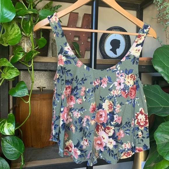 American Eagle Outfitters Tops - American eagle soft and sexy crop top.